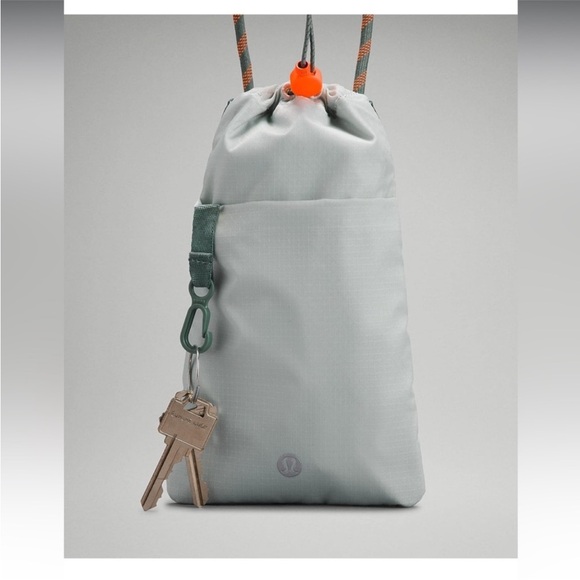Lululemon Play Forward Crossbody Pouch NWT - Picture 1 of 8